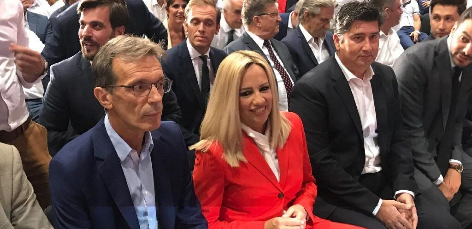 Με  τραγούδι του Μαχαιρίτσα η άφιξη Γεννηματά στο Βελλίδειο (Βίντεο)