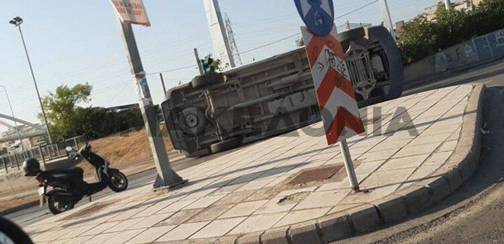 Ανετράπη φορτηγάκι μετά από σύγκρουση στον Εύοσμο (Φωτ.) 