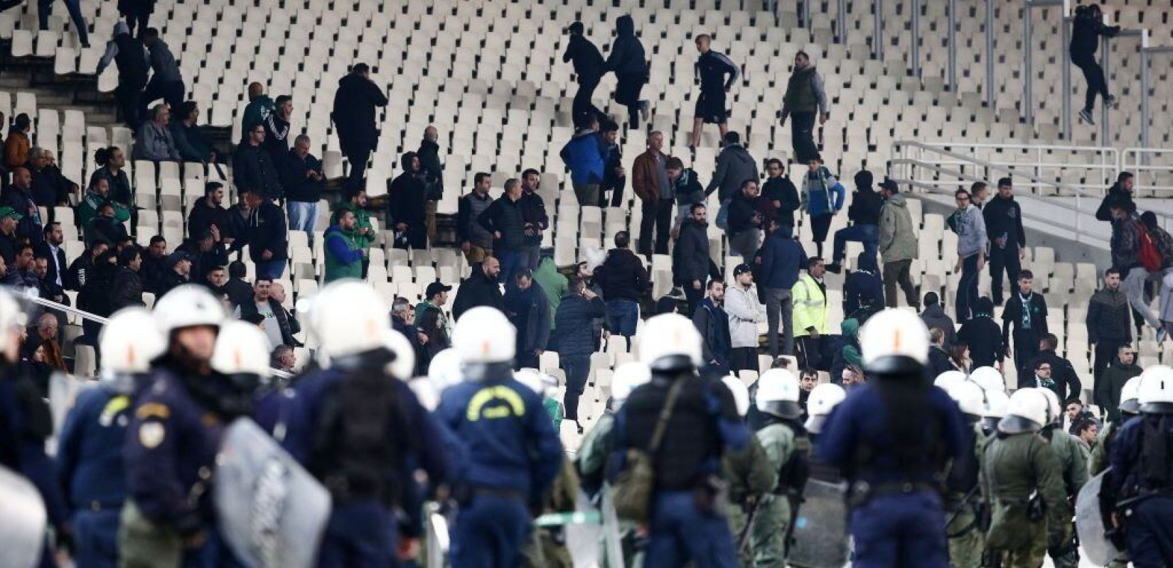 Μειώθηκαν οι αστυνομικοί στα γήπεδα και στις συγκεντρώσεις 