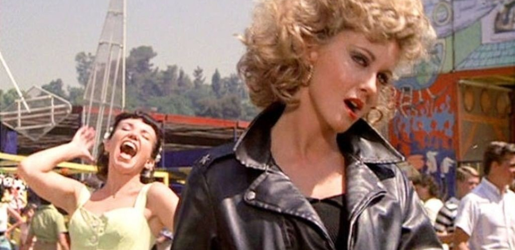Στο σφυρί τα ρούχα του Grease για καλό σκοπό!  