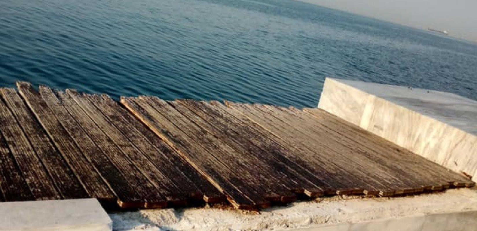 Αγνωστοι βανδάλισαν (ξανά) την Νέα Παραλία Θεσσαλονίκης (Φωτ.)