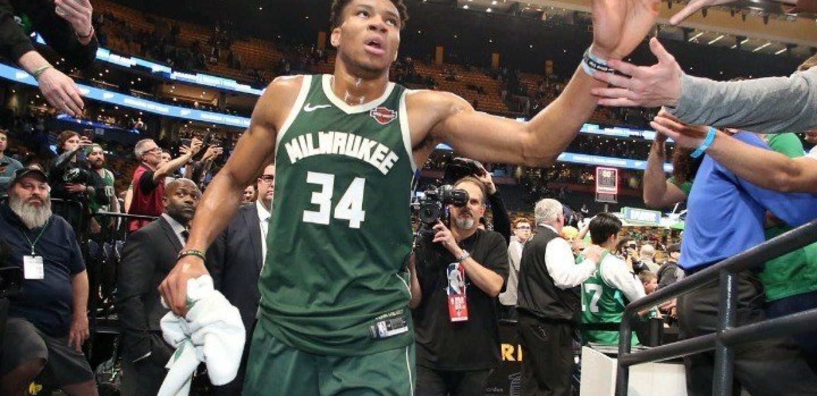 ΝΒΑ: Αγωνία στους Μιλγουόκι Μπακς για την απάντηση του Αντετοκούνμπο