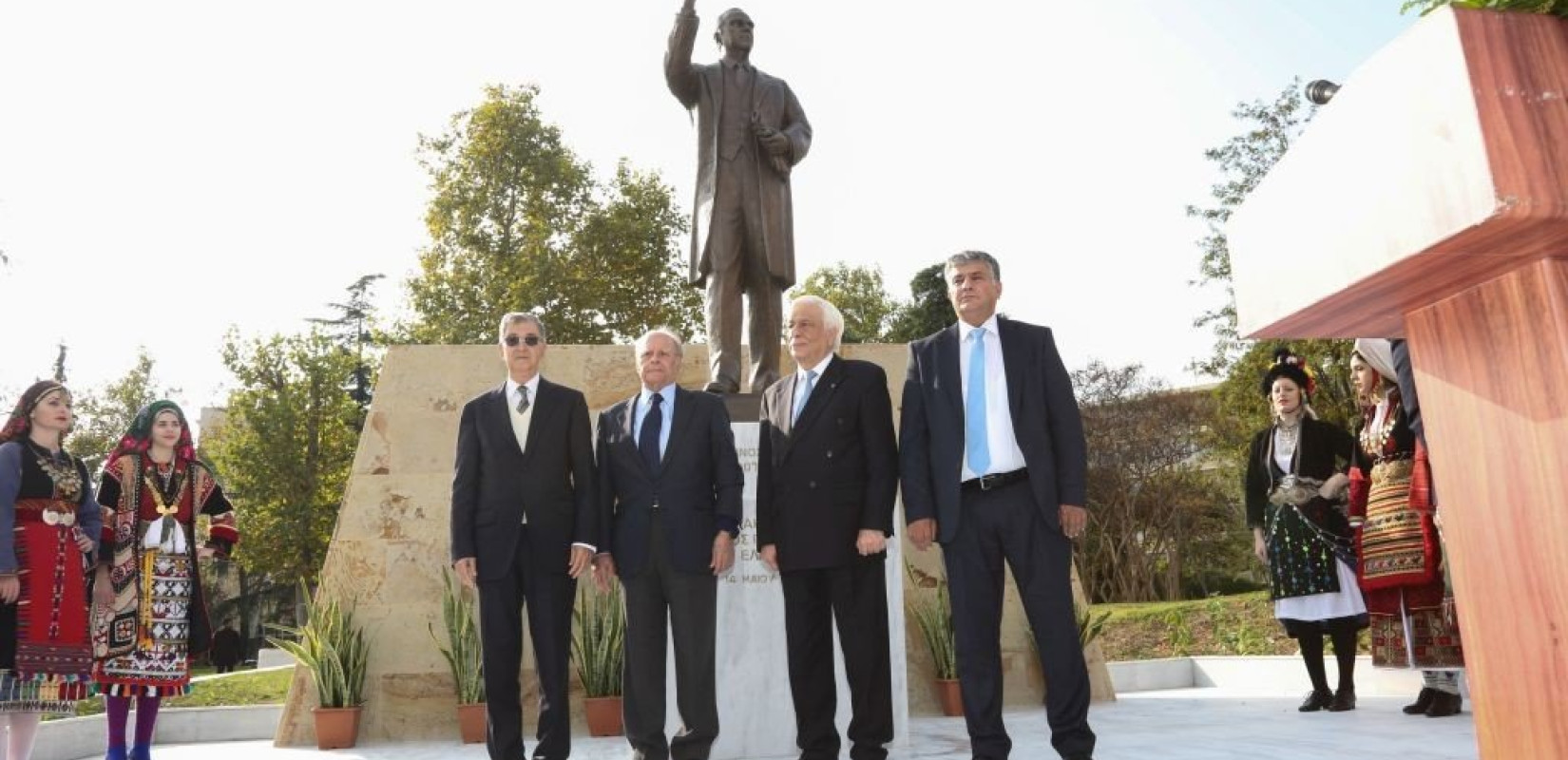 Παρών ο Β. Παπαγεωργόπουλος στα αποκαλυπτήρια ανδριάντα για τον Κ. Καραμανλή (φωτο)
