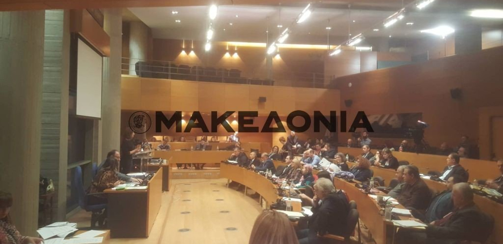 Ρατσιστικό παραλήρημα στο δημοτικό συμβούλιο κατά των προσφύγων (βίντεο)
