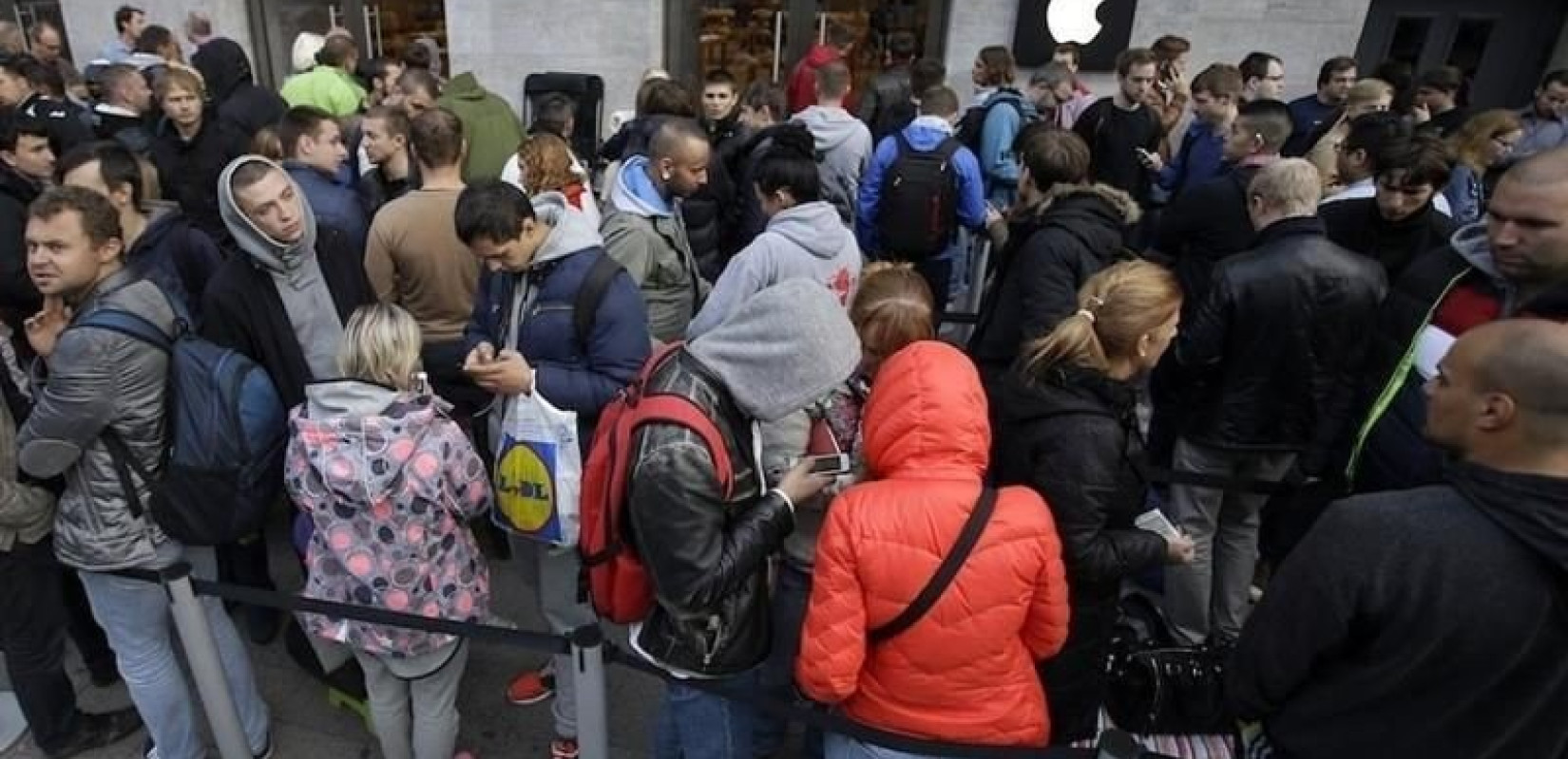 Ιατρική παρακολούθηση σε όσους στέκονται σε ουρές για να αγοράσουν iPhone συνιστά ρώσος ψυχίατρος   