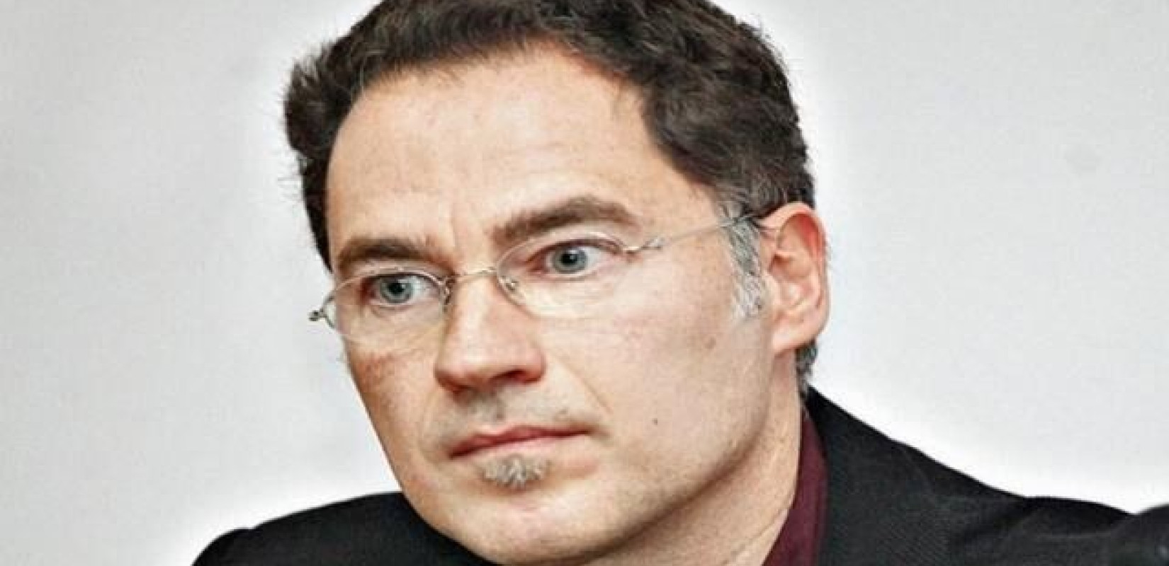 Ένας δρόμος γεμάτος στροφές και λουλούδια