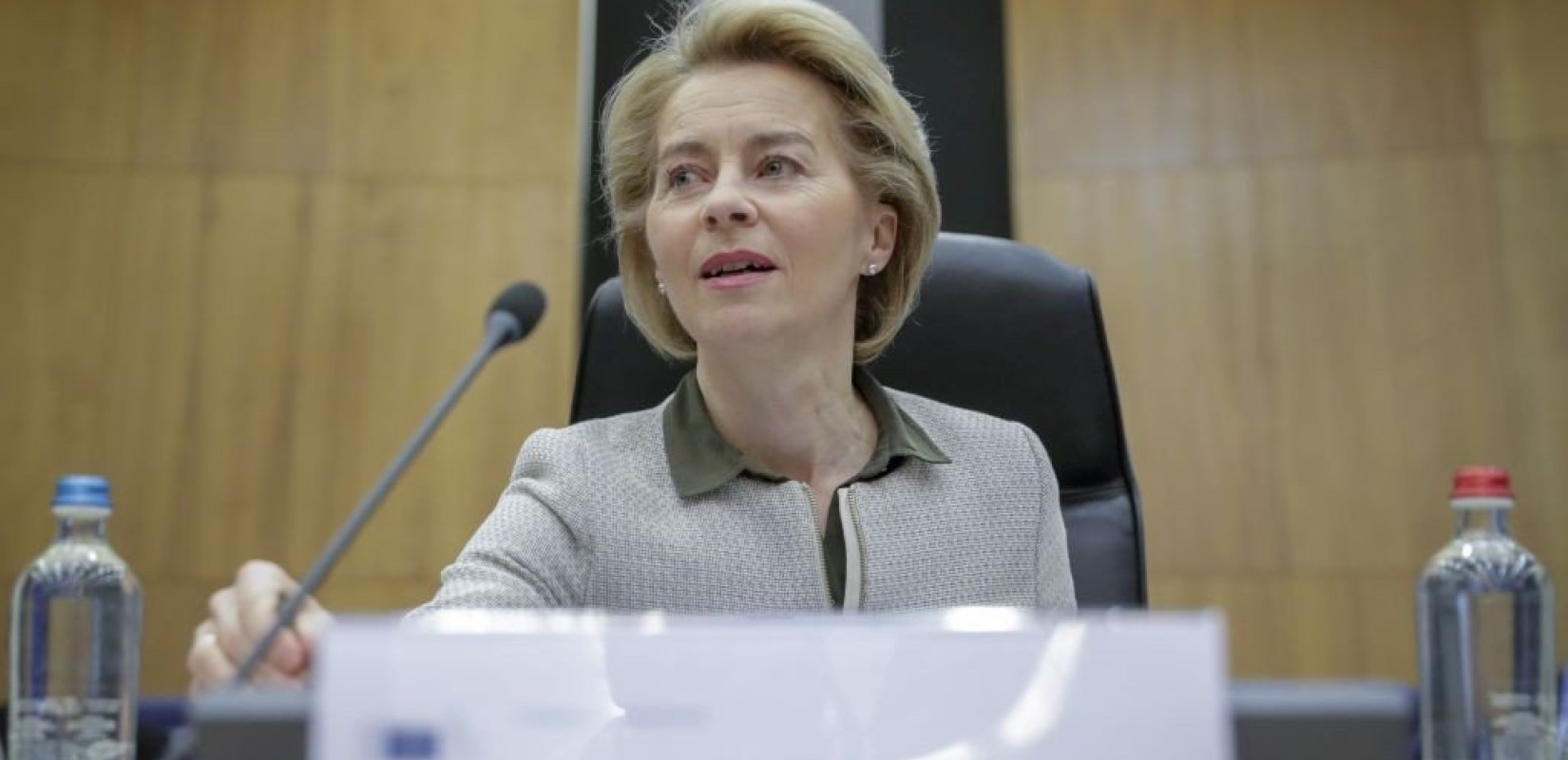 ΕΕ: Παραβίαση των κανόνων διαφάνειας από την κομισιόν στα SMS Φον ντερ Λάιεν με Μπουρλά