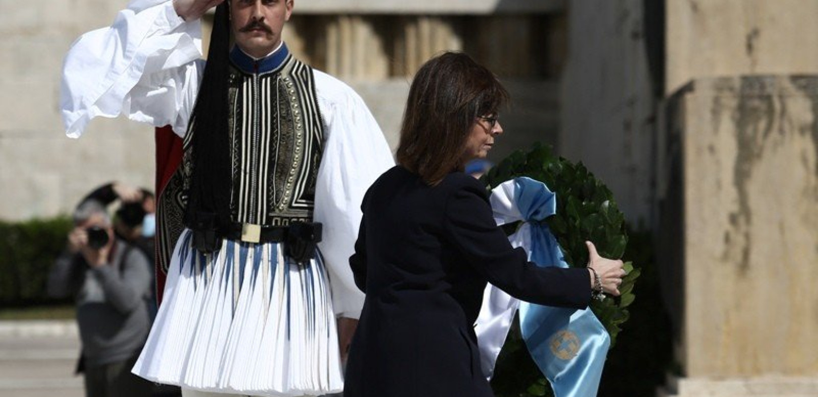 Κατέθεσε στεφάνι η Κατερίνα Σακελλαροπούλου στο Μνημείο του Άγνωστου Στρατιώτη