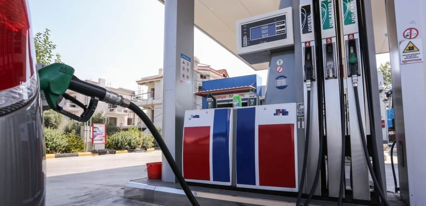 Πέφτουν οι τιμές των καυσίμων, αλλά η ηλεκτρική ενέργεια παίρνει την ανιούσα