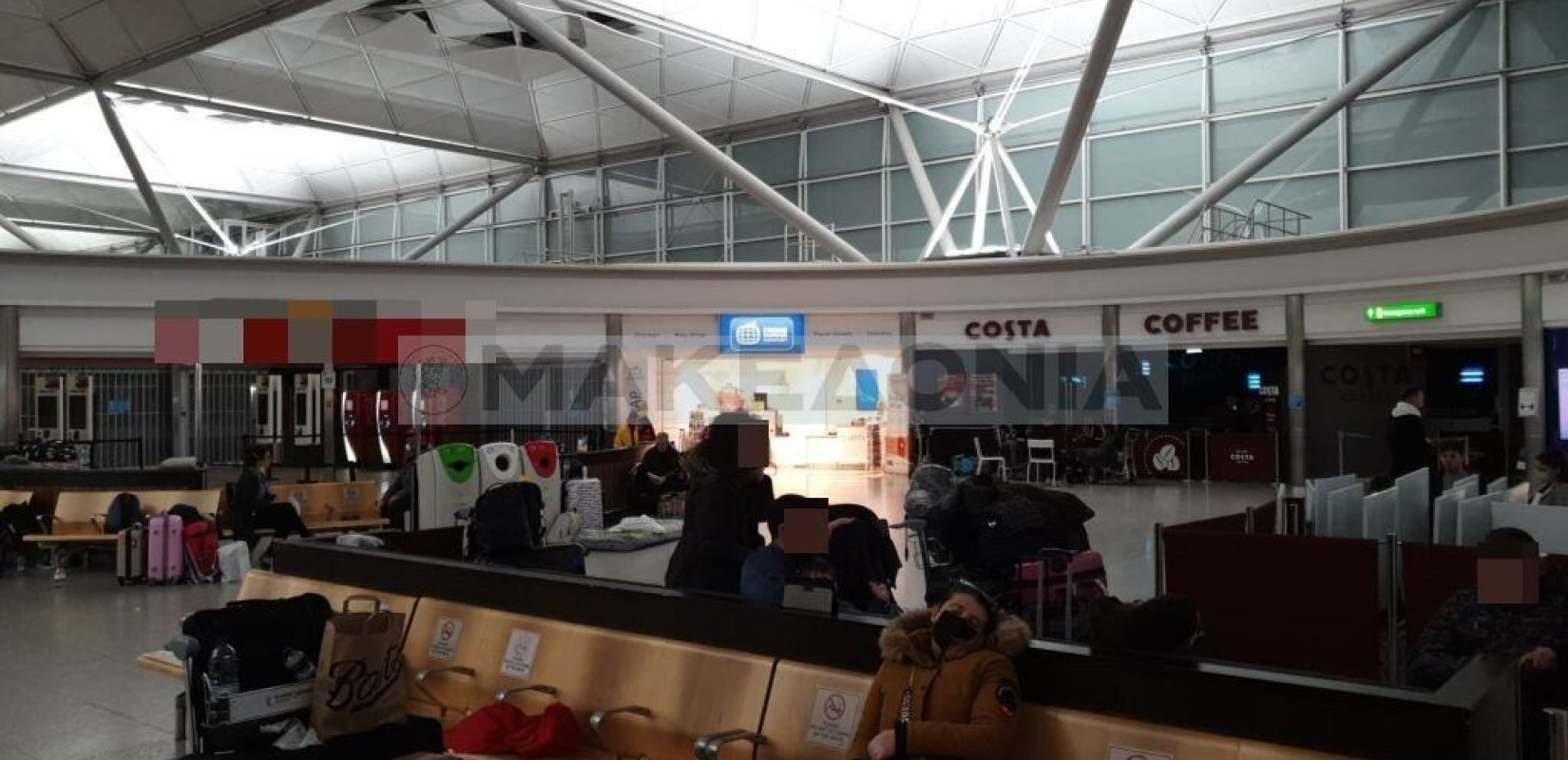 Χωρίς νερό και φαγητό 80 Έλληνες σε αεροδρόμιο του Λονδίνου (φωτ)