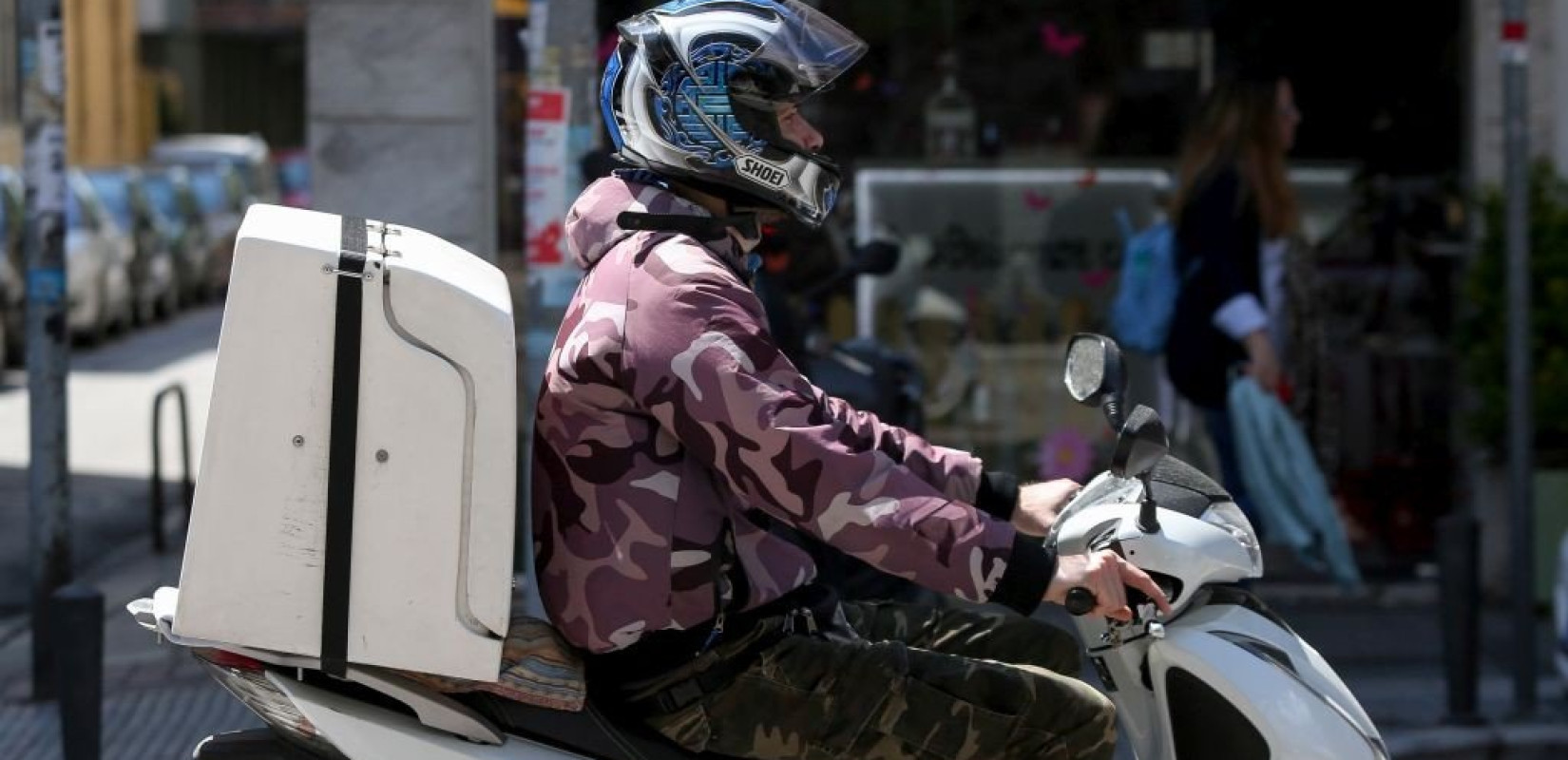 Έκλειναν παραγγελίες, ξυλοκοπούσαν τους διανομείς και τους έκλεβαν χρήματα και αντικείμενα