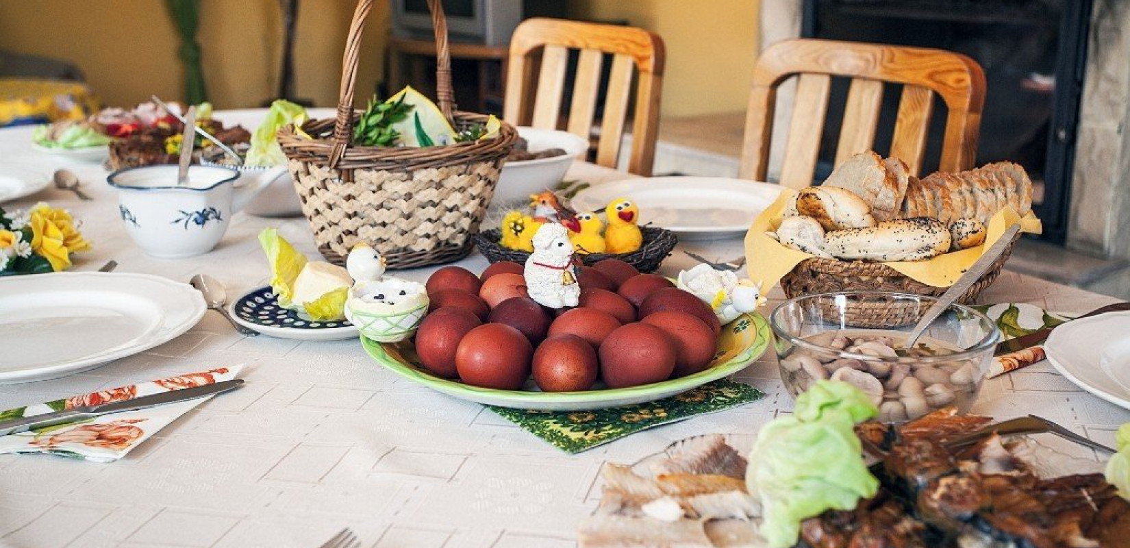 «Τσιμπημένο» το φετινό πασχαλινό τραπέζι - Σε τι τιμές πωλούνται αρνί, κατσίκι, τσουρέκια και σοκολατένια αβγά