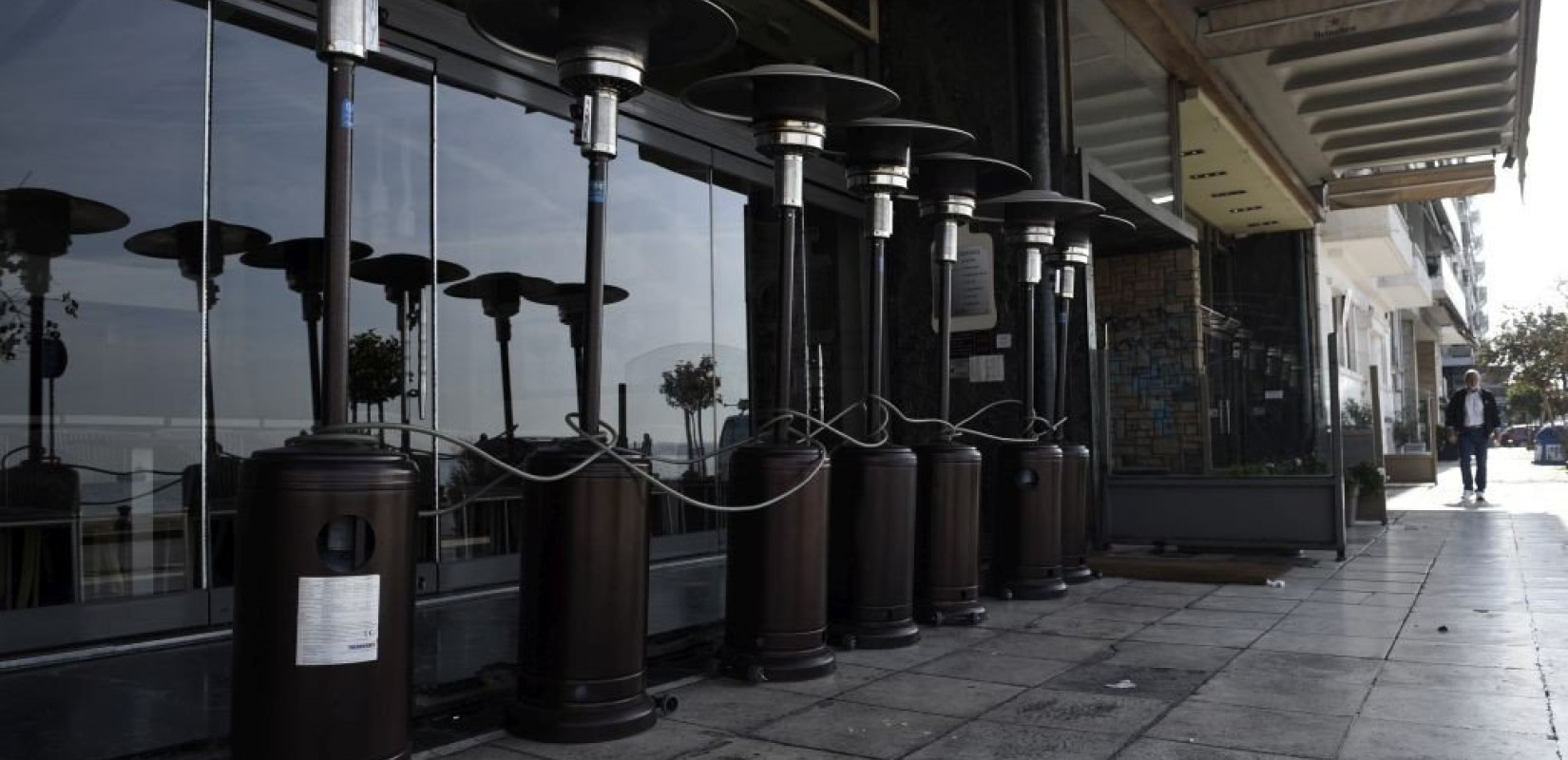 Αν γίνει και στην Ελλάδα... - Το Βέλγιο απαγόρευσε θερμάστρες εξωτερικού χώρου στις καφετέριες και μοιράζει κουβέρτες