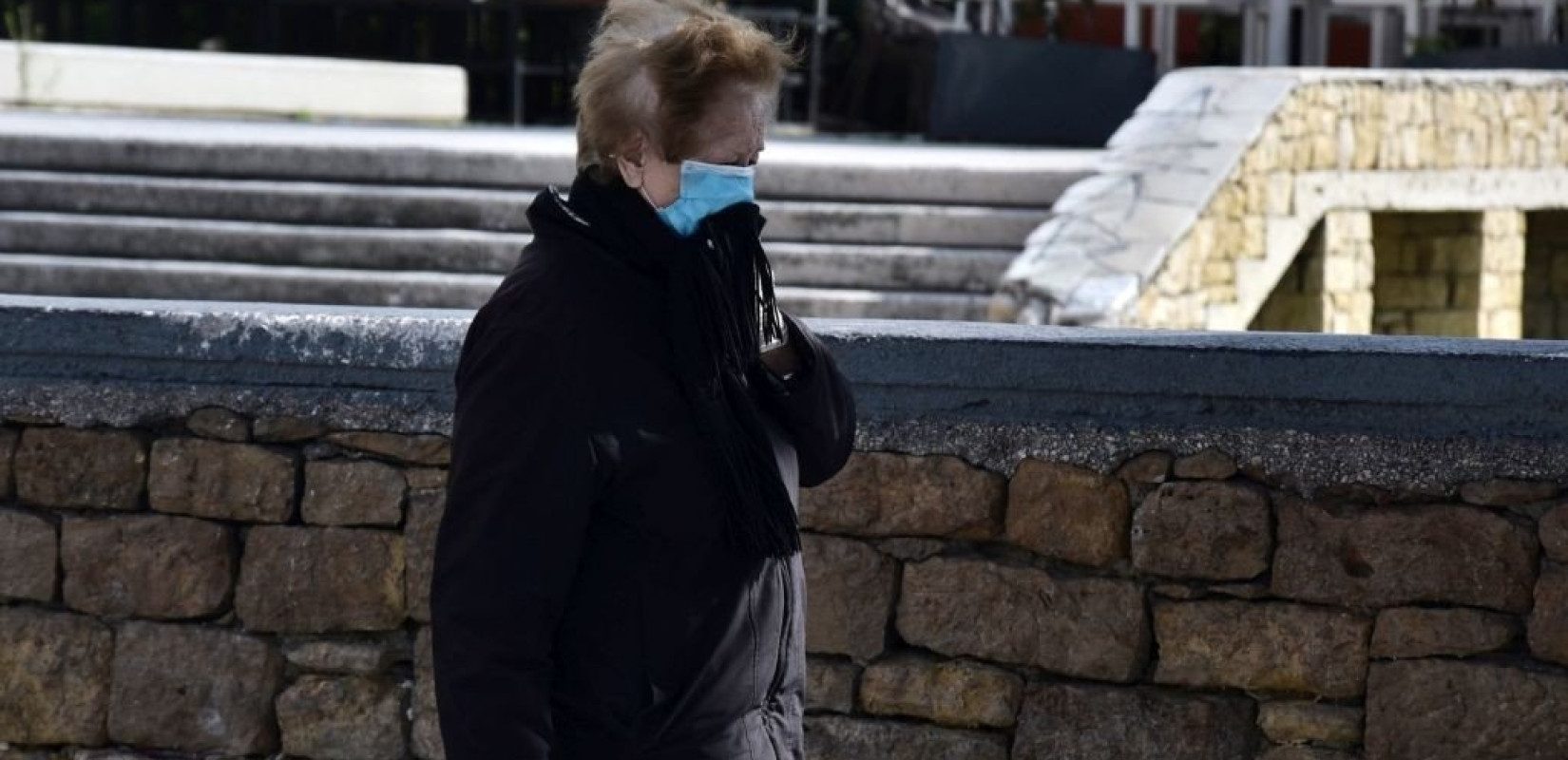 Παπαθανάσης: Λανθασμένη εντύπωση ότι η μάσκα είναι υποχρεωτική στο δρόμο και εξωτερικούς χώρους 