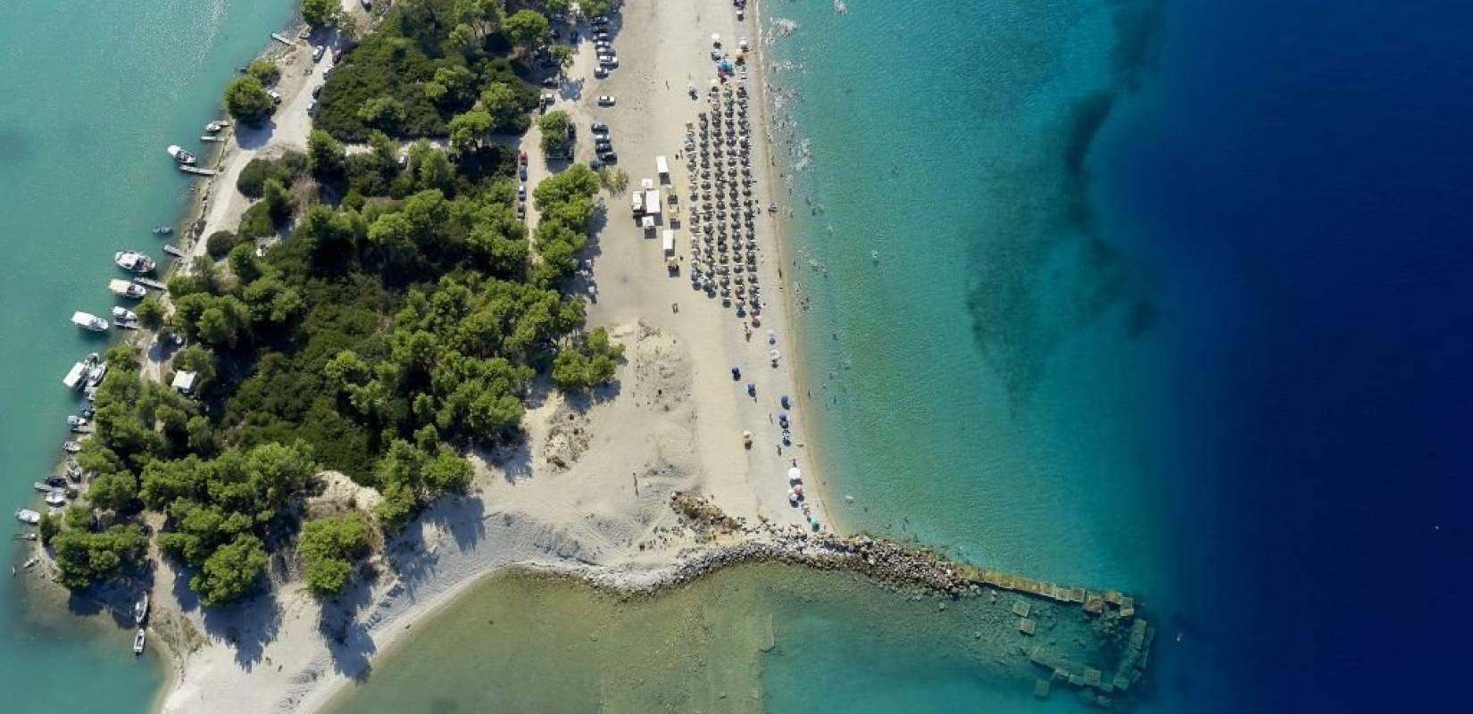 Γλαρόκαβος: Η «Γαλάζια Λίμνη» της Χαλκιδικής που μοιάζει βγαλμένη από άλλο κόσμο