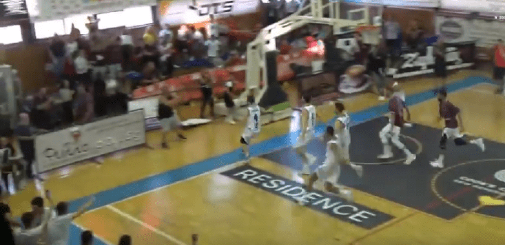 Buzzer beater και... έξω απ’ το γήπεδο (video)
