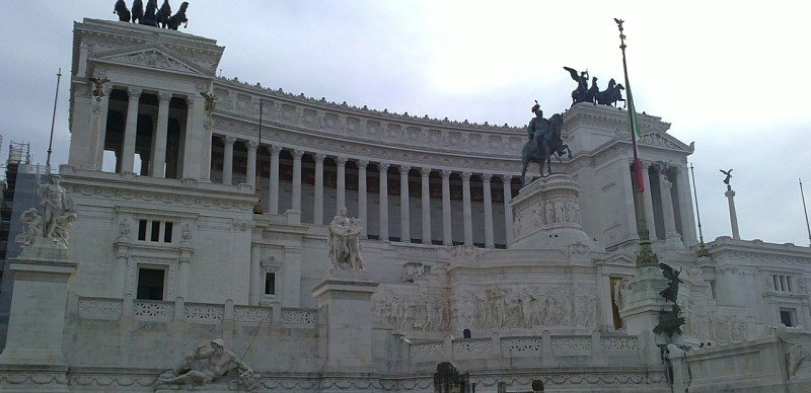 Ιταλία: 5.500 ευρώ σε κάθε βουλευτή για υπολογιστές, οθόνες και ακουστικά