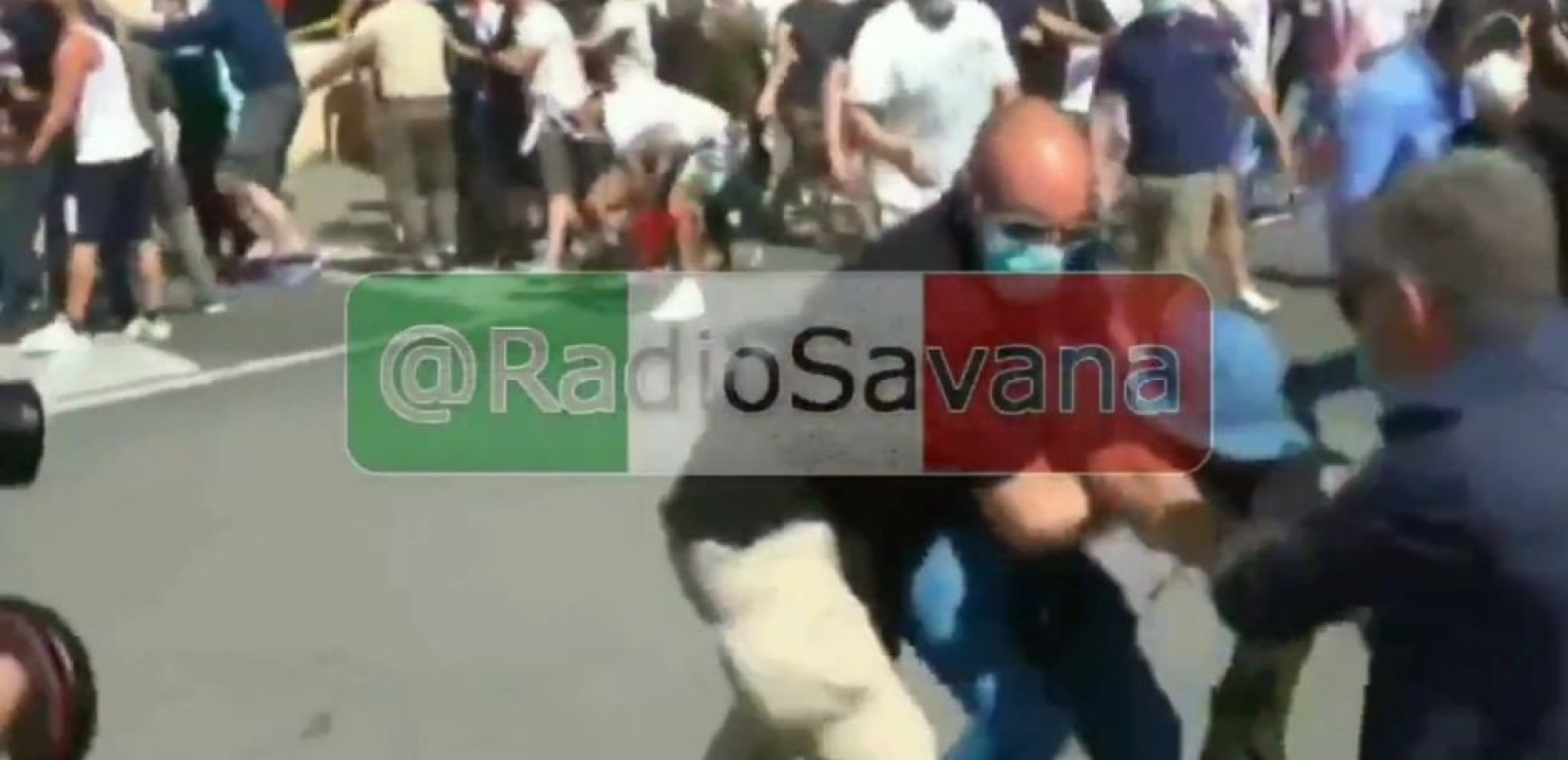 Νεοφασίστες επιτέθηκαν σε δημοσιογράφους στη Ρώμη (βίντεο)