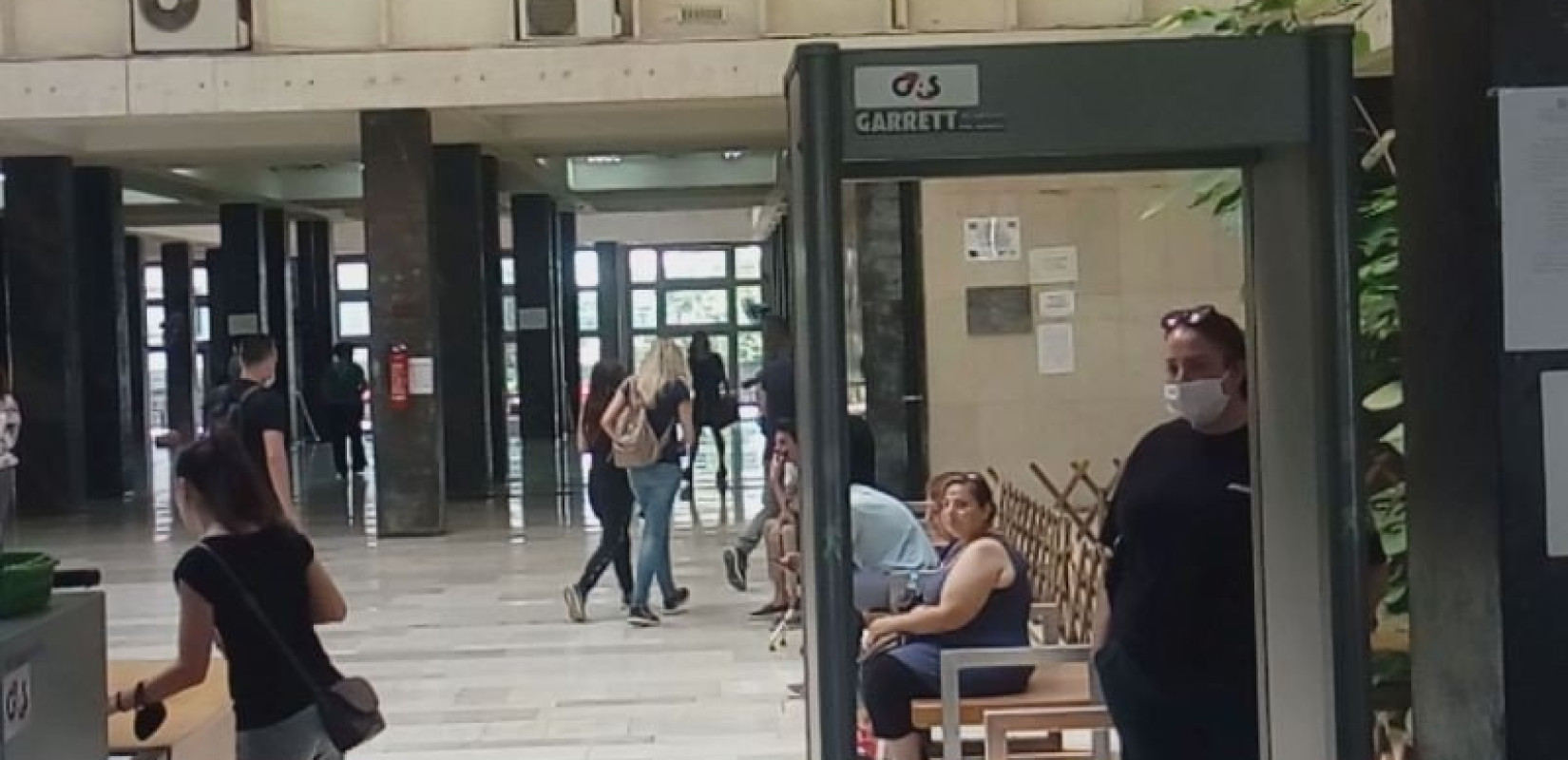 Δολοφονία στον Εύοσμο: Προθεσμία μέχρι την Παρασκευή πήραν μάνα και κόρη (Βίντεο)