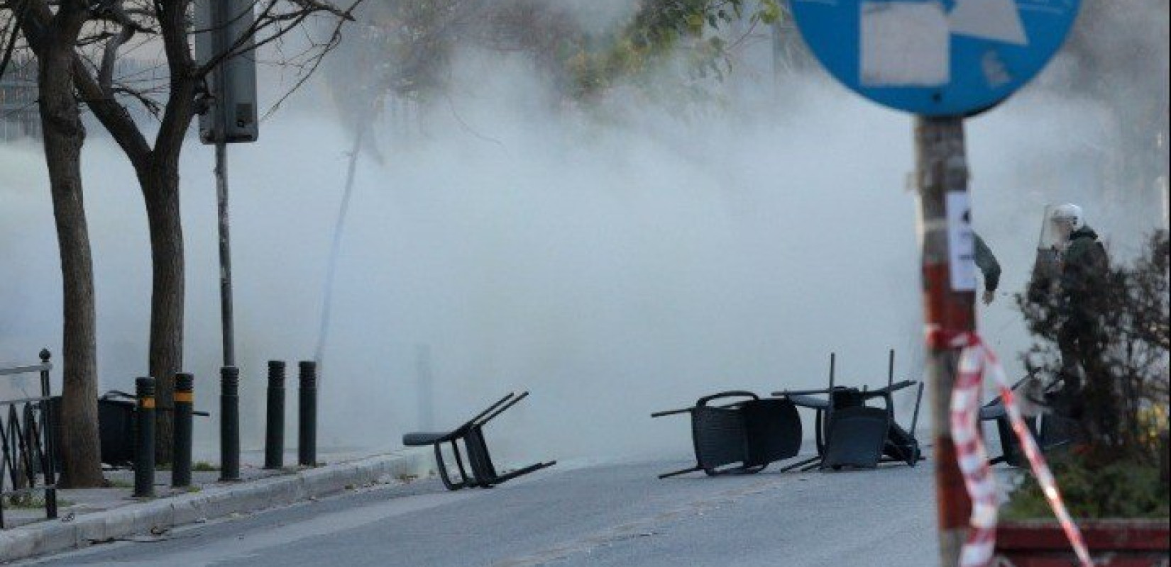 Νέο βίντεο με τη στιγμή που αστυνομικός πυροβολεί έξω από την ΑΣΟΕΕ