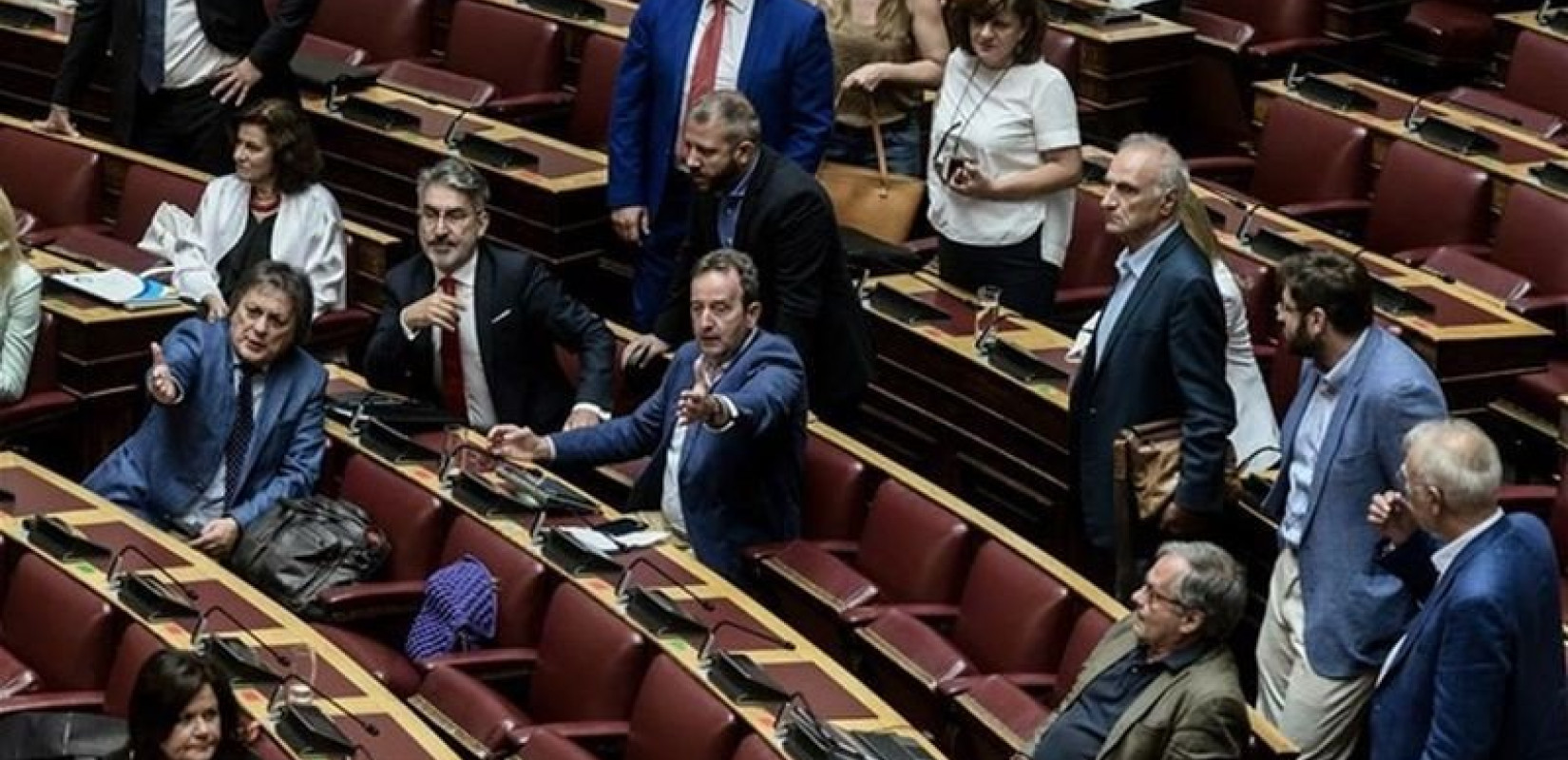 Βουλή: Σε εξέλιξη η ψηφοφορία επί των διατάξεων για τις υπερωρίες και τον υπολογισμό του δώρου των Χριστουγέννων