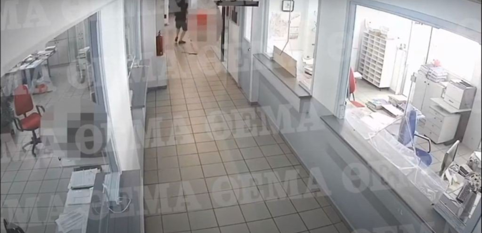 Στο «φως» το βίντεο της επίθεσης με τσεκούρι στους εφοριακούς της Κοζάνης (βίντεο)