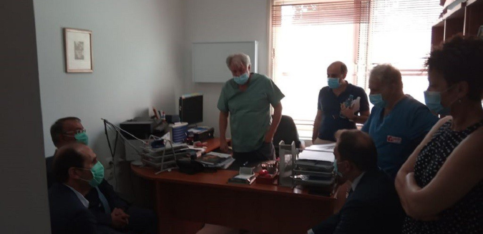 Επίθεση με τσεκούρι στη ΔΟΥ Κοζάνης: Ο Χρ. Σταϊκούρας πήγε στο "Παπανικολάου" με κλιμάκιο του υπουργείου Οικονομικών 