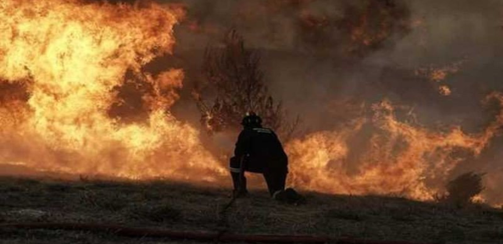 Μαίνεται μεγάλη φωτιά σε δασική έκταση στον Μαραθώνα