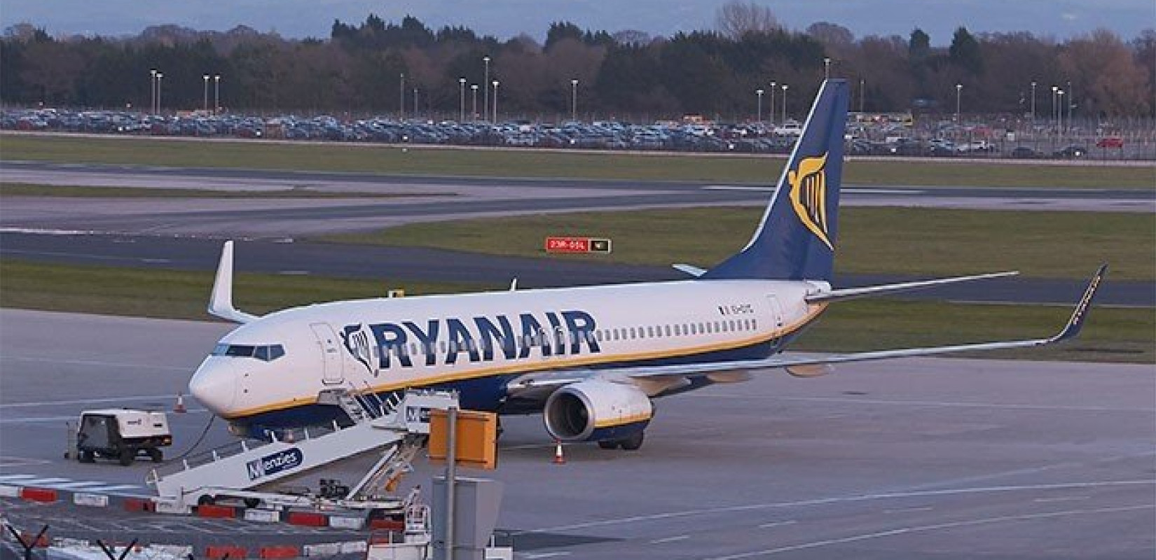 Ryanair: Καταργεί τις έξτρα χρεώσεις για να κάθονται οι γονείς δίπλα στα παιδιά τους