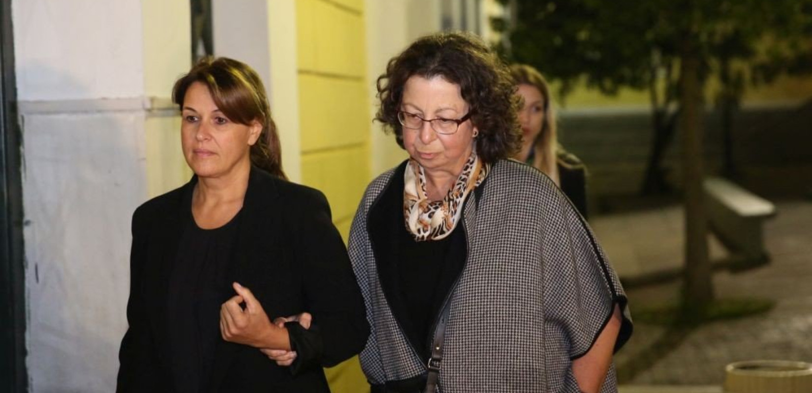 Εκτός φυλακής αλλά με περιοριστικούς όρους η σύζυγος Παπαντωνίου 
