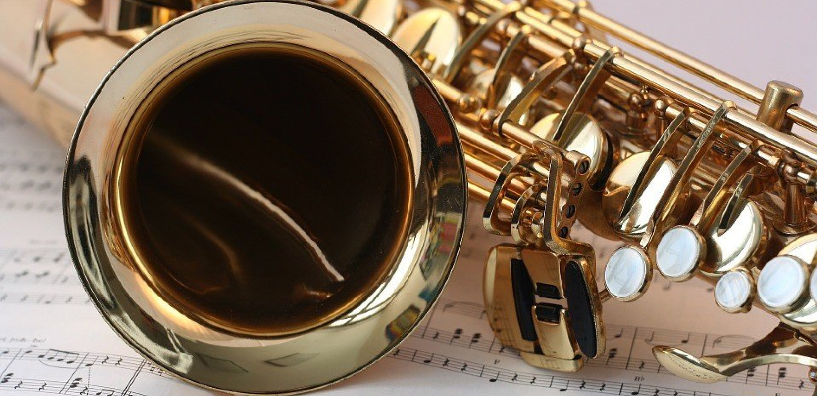 Νεαροί συνθέτες γράφουν έργα και τα ακούν εκτελεσμένα από μικρά μουσικά σύνολα