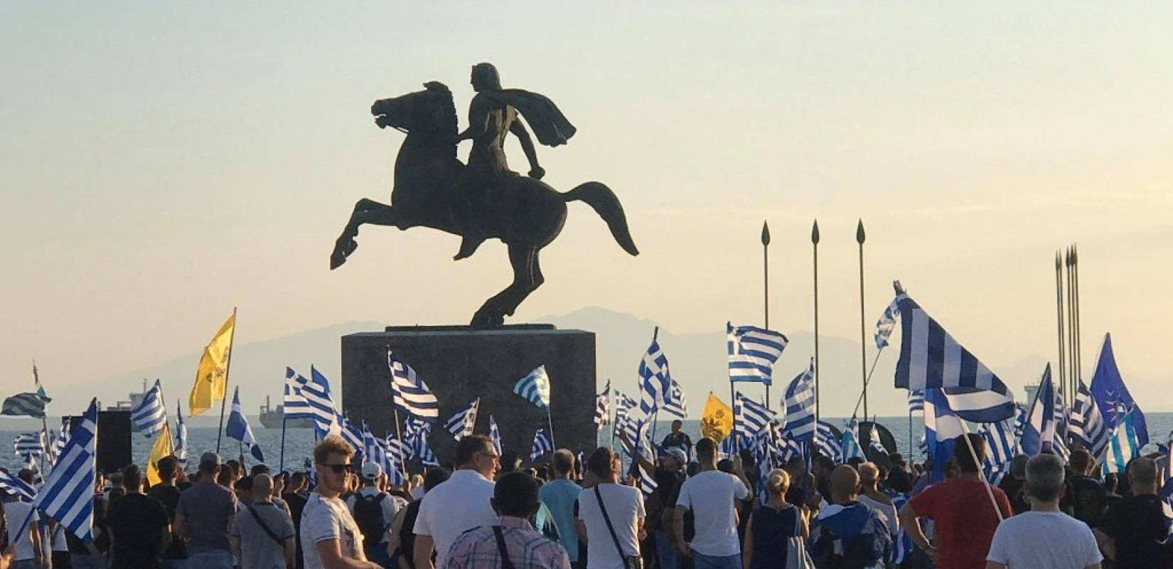 Υβριστικά συνθήματα κατά της κυβέρνησης και του πρωθυπουργού από μέλη του κόμματος "Έλληνες ΓΤΠ" (Φωτό και Βίντεο)
