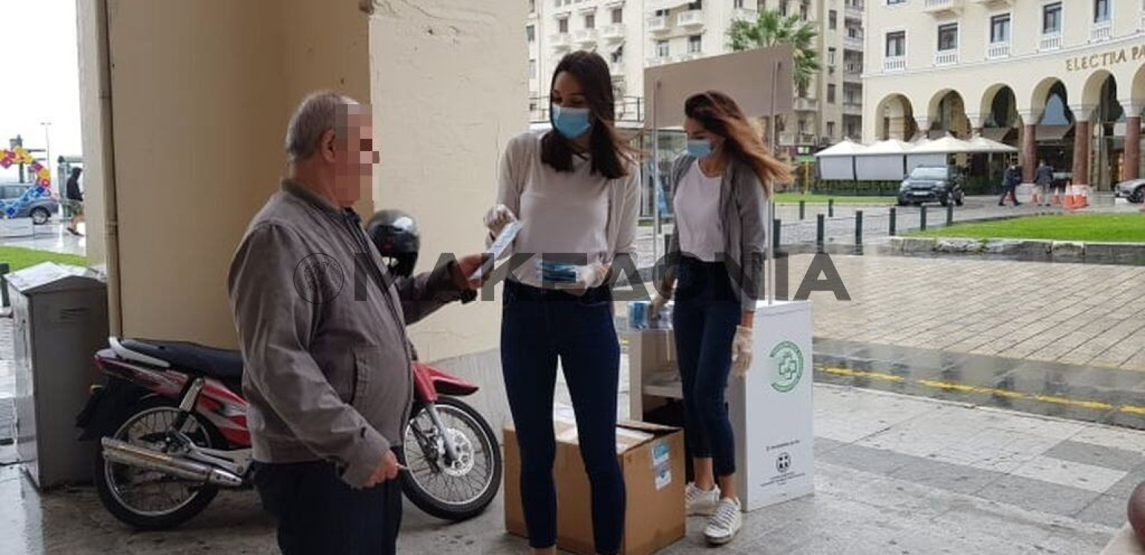 Δωρεάν μάσκες στην Αριστοτέλους μοιράζουν οι φαρμακοποιοί (βίντεο & φωτ.)