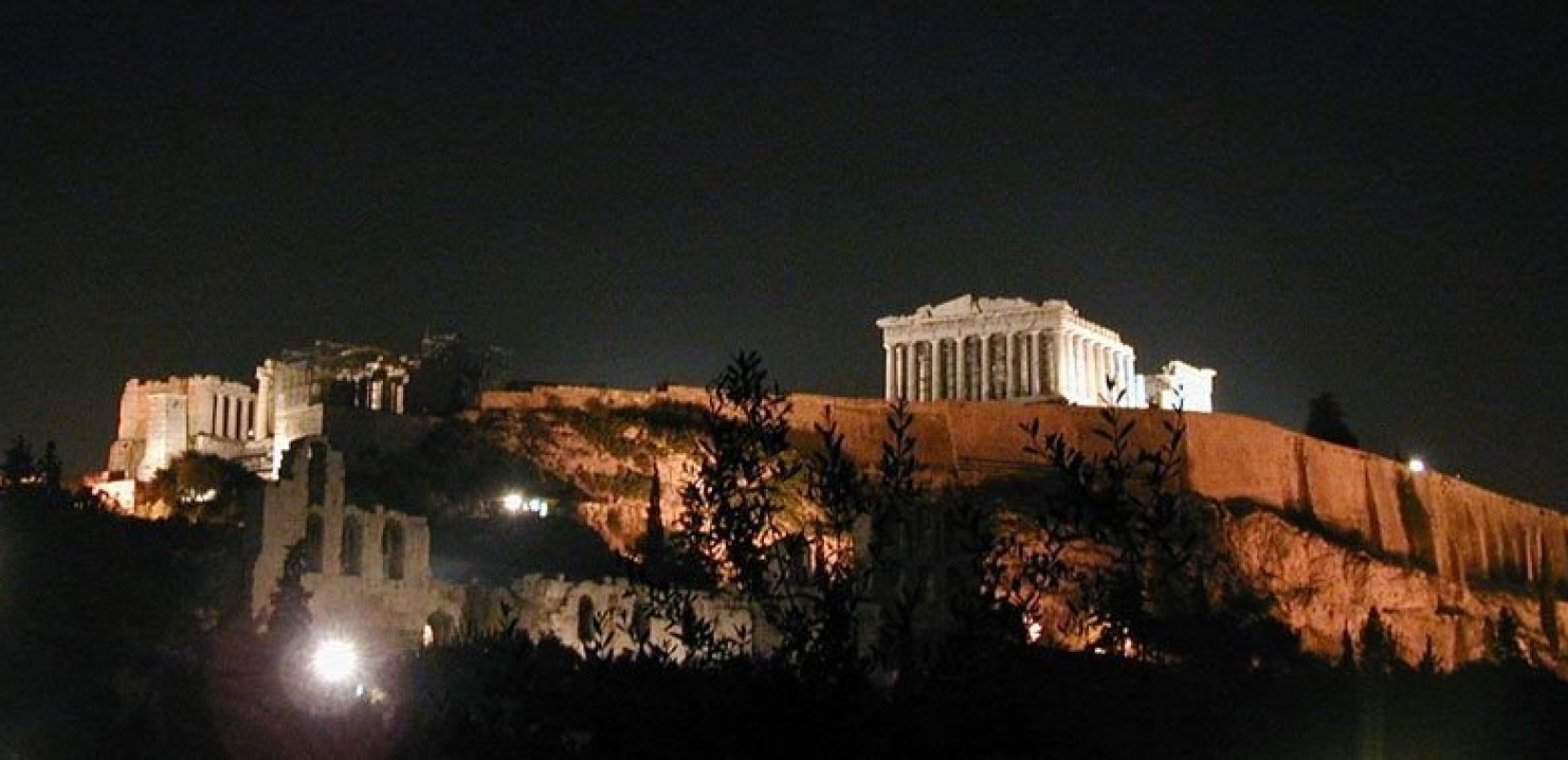 Le Monde: Ανοίγει ο δρόμος για την επιστροφή των θραυσμάτων του Παρθενώνα από το Λούβρο στην Αθήνα