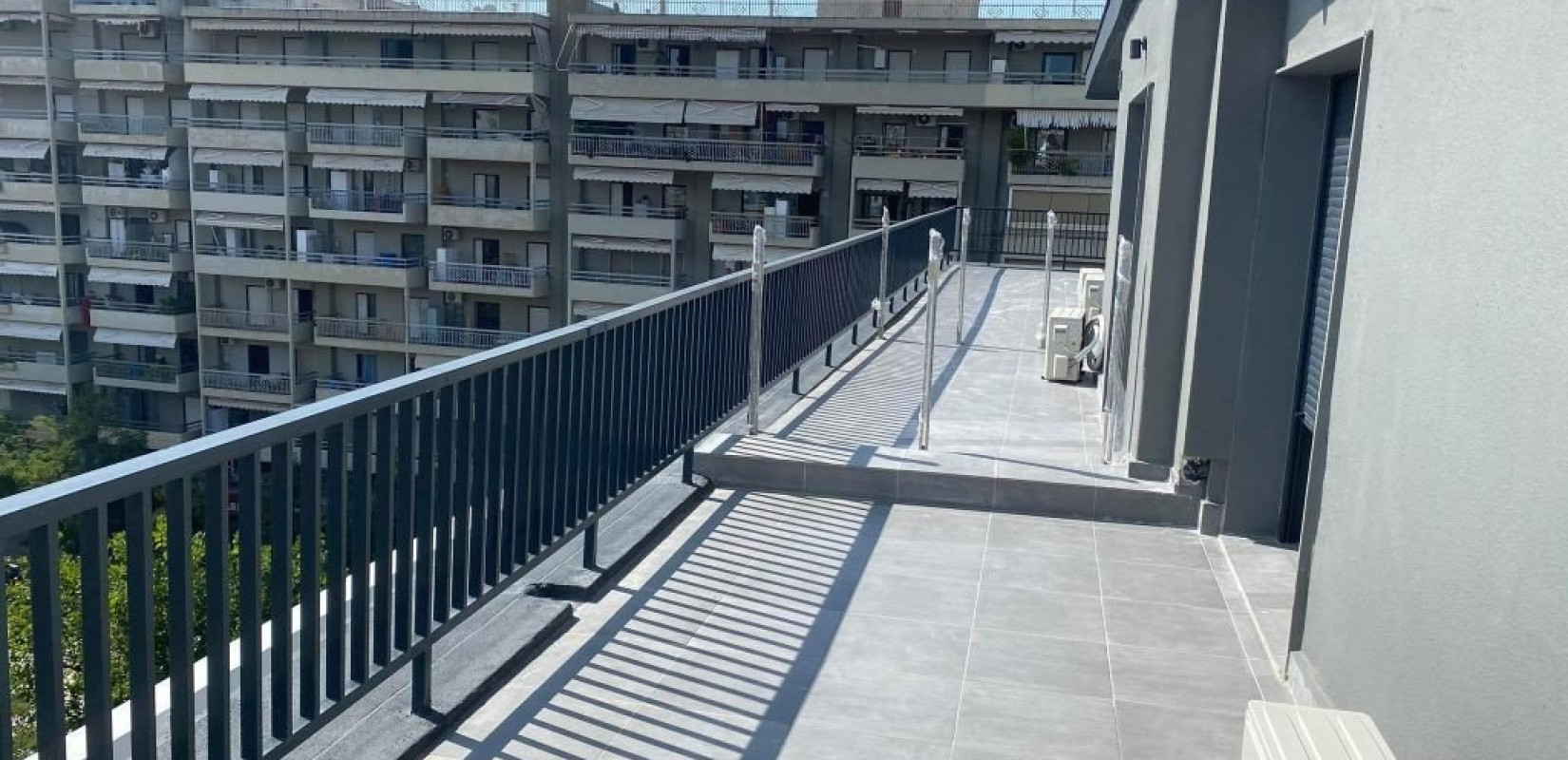 Βόλος: Στα δικαστήρια γείτονες για μια κουβέρτα - «Την τραβούσε και παραλίγο να πέσω στο κενό»