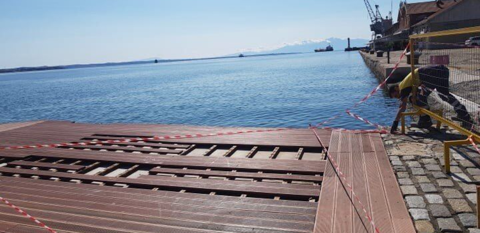 Θεσσαλονίκη: Η θάλασσα... κατέστρεψε το ξύλινο ντεκ στο λιμάνι (Φωτ.)