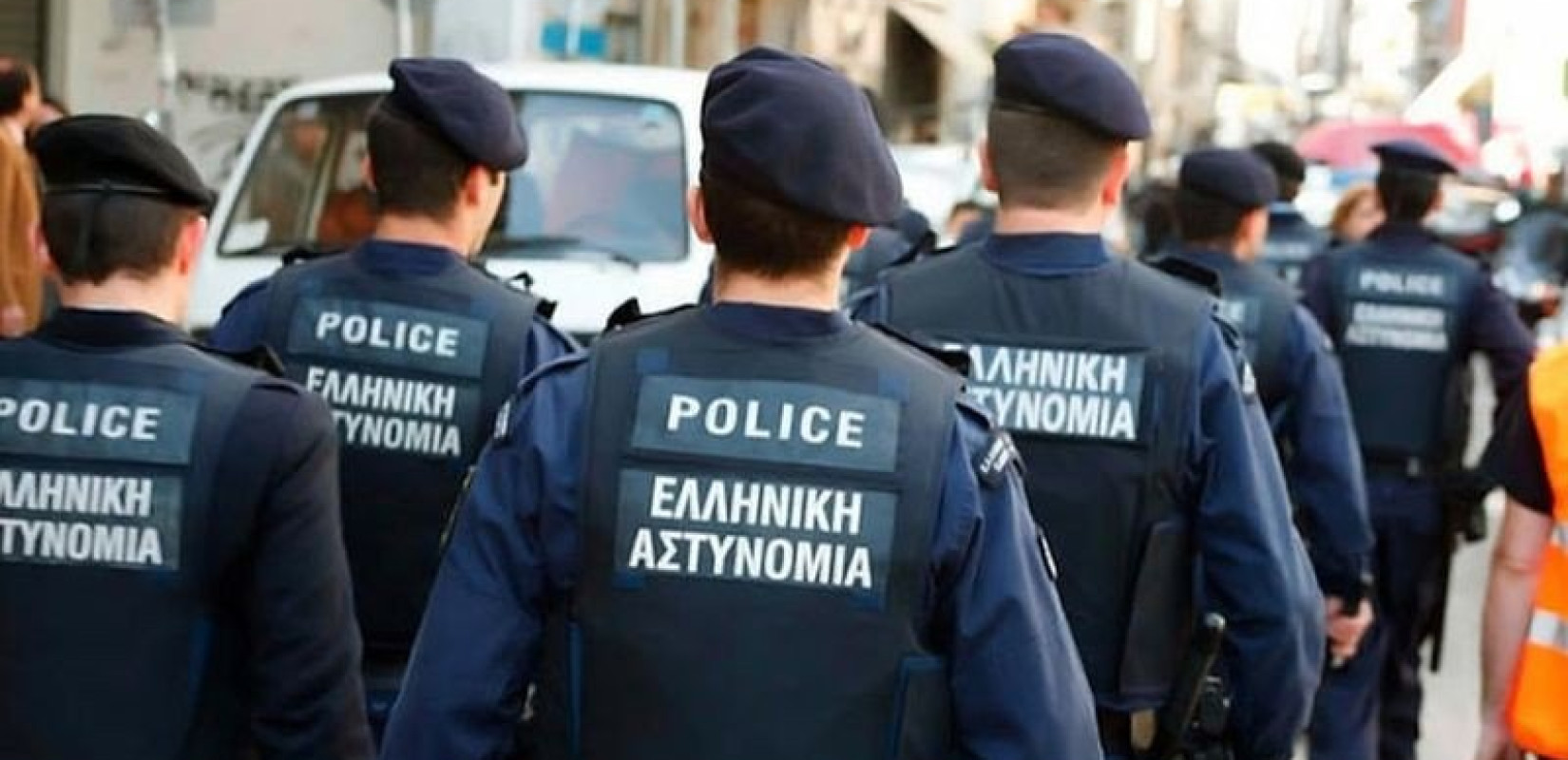 Τραγέλαφος: Απαγορεύουν στους αστυνομικούς της βόρειας Ελλάδας να έχουν... μουστάκι, κομπολόι και τα χέρια στις τσέπες