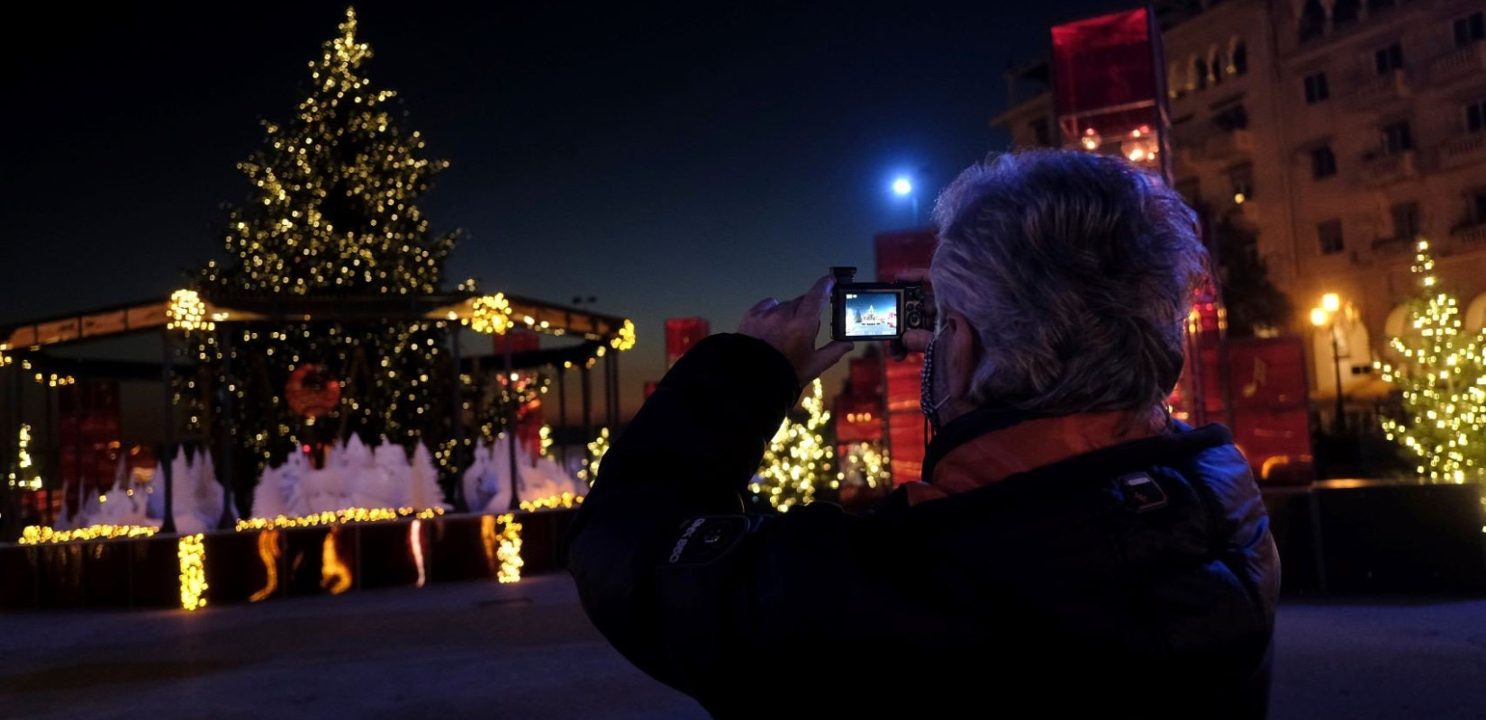 Η Θεσσαλονίκη βάζει τα γιορτινά της: Απόψε η πόλη φωτίζεται με τη μεγάλη χριστουγεννιάτικη γιορτή στην Αριστοτέλους