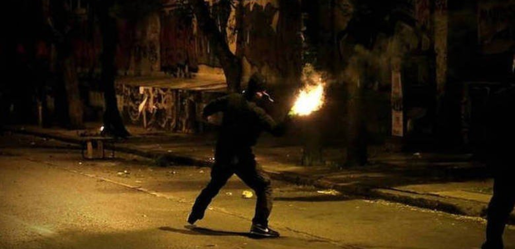  Επίθεση με μολότοφ σε αλβανικό τουριστικό γραφείο στην Ομόνοια 