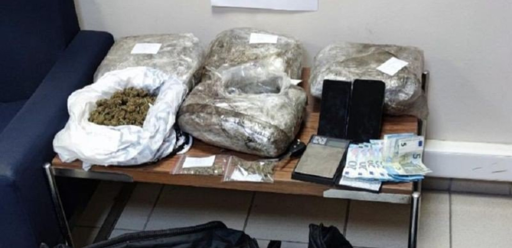 Θεσσαλονίκη: Ο Ακύλας "ξετρύπωσε" ναρκωτικά σε διαμέρισμα - Μία σύλληψη (Βίντεο-Φωτ.)