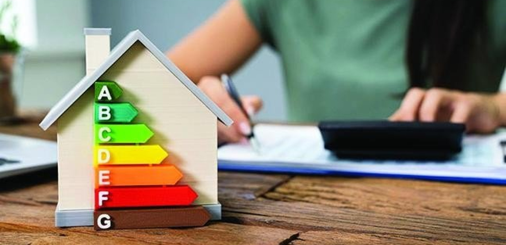 Στον «αέρα» χιλιάδες ωφελούμενοι των προγραμμάτων «Εξοικονομώ» - Παράταση ως το τέλος 2026 ζητά το ΤΕΕ/ΤΚΜ