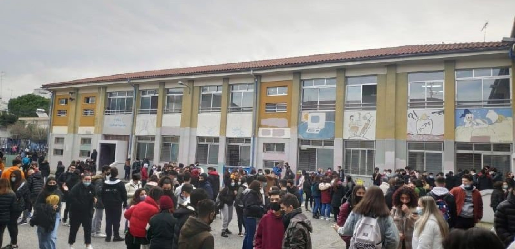 Καπραβέλος: Ή κλείνουν όλα τα σχολεία ή έκρηξη κρουσμάτων
