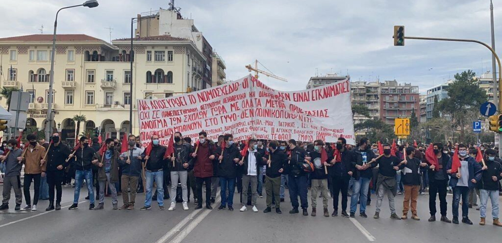 Θεσσαλονίκη:  Βροντερό "όχι" φοιτητών και εκπαιδευτικών στο νομοσχέδιο για την Παιδεία - Eκτεταμένα επεισόδια (βίντεο, φωτ.)