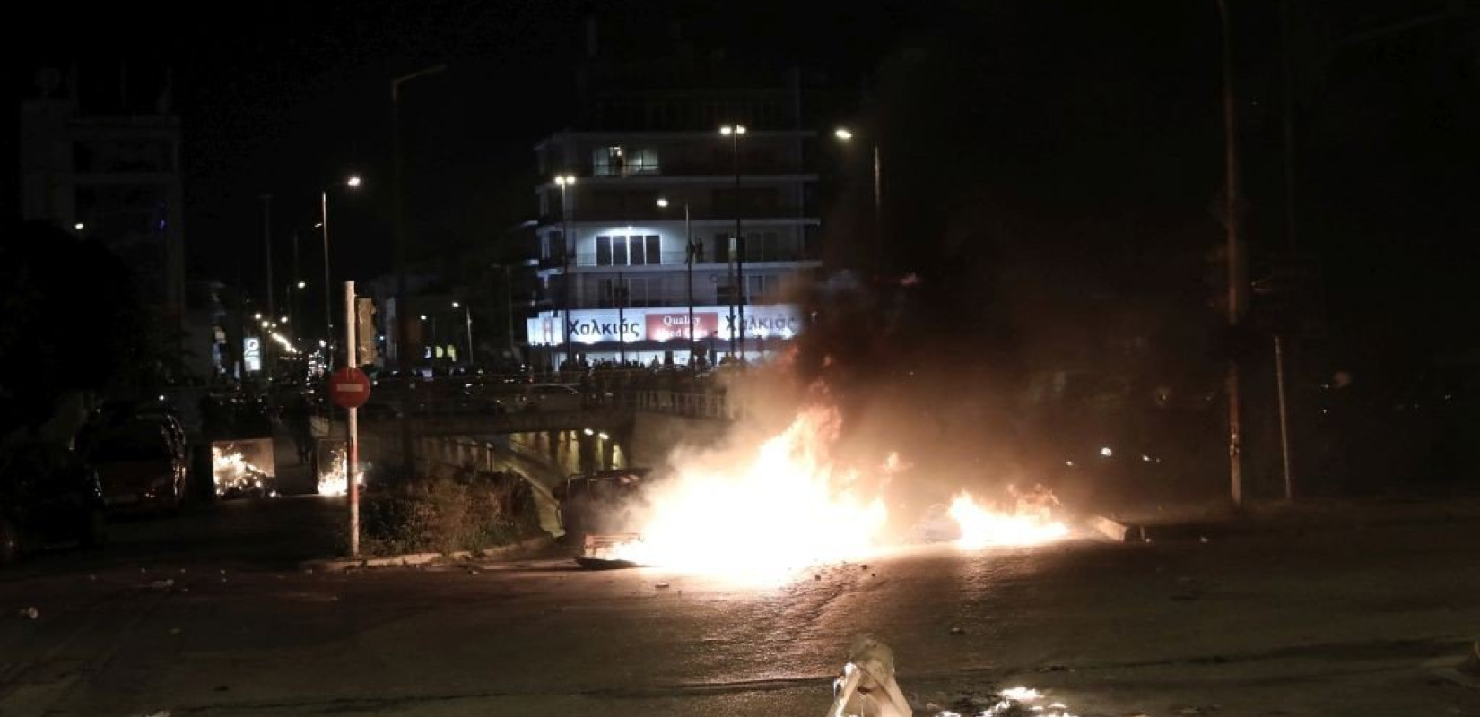 Νέα Σμύρνη: Πολεμικό κλίμα και δεκάδες οι καταγγελίες για αστυνομική βία (Βίντεο)