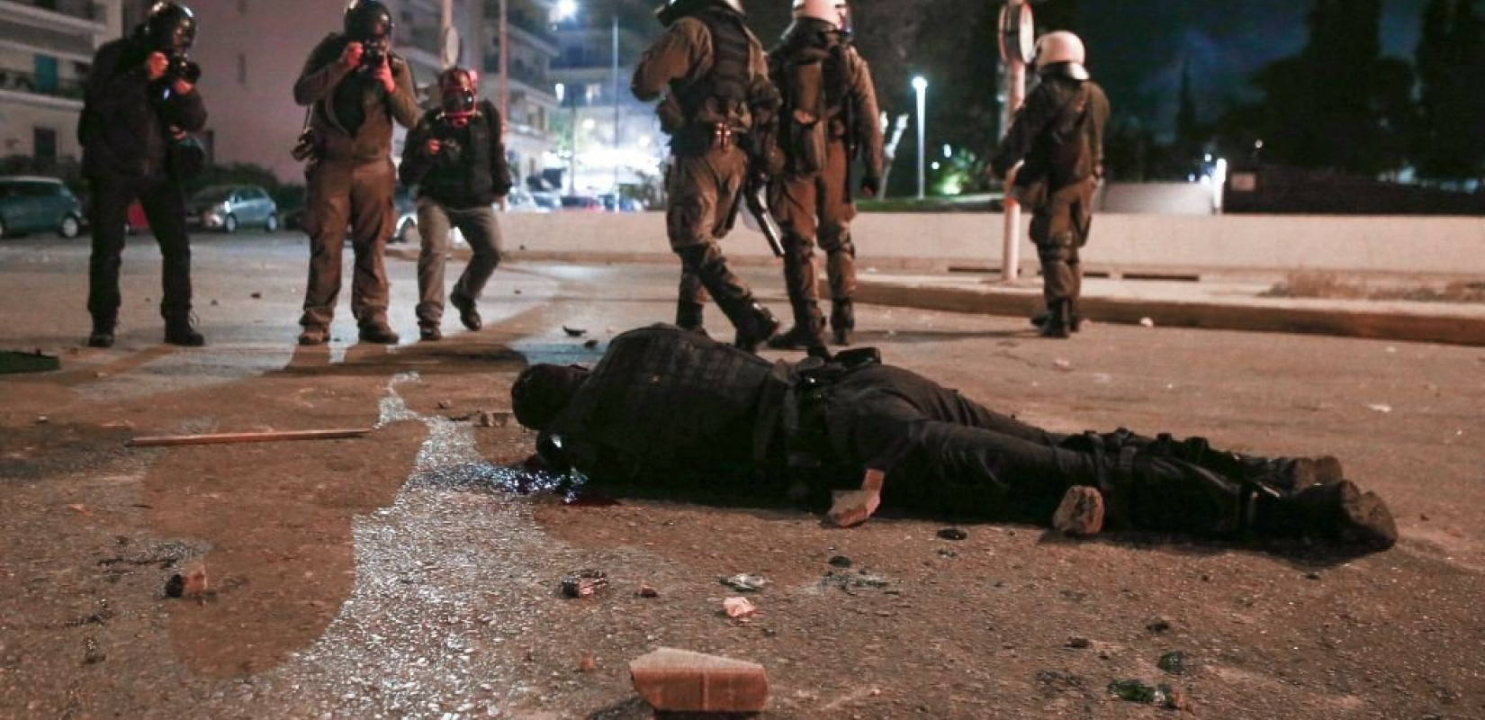 Δίωξη για κακουργήματα και στους άλλους δύο συλληφθέντες για την επίθεση στον αστυνομικό