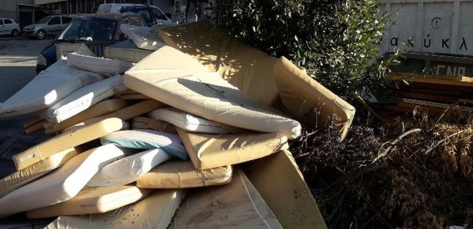 Θεσσαλονίκη: Τρόπους να μην πετιούνται τα στρώματα στα πεζοδρόμια αλλά να ανακυκλώνονται αναζητά ο δήμος