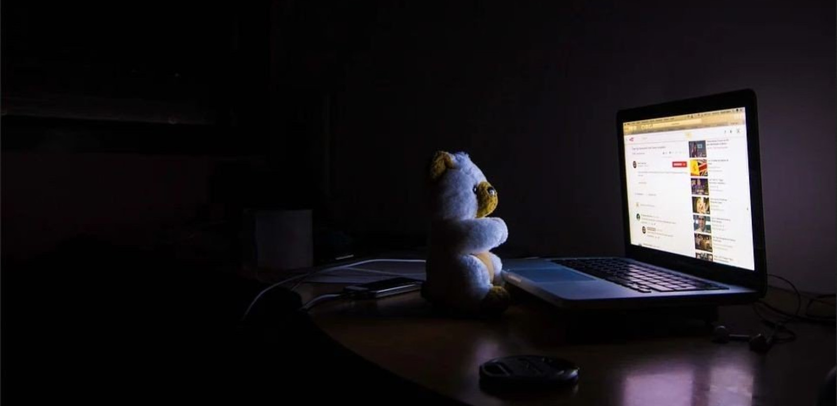 Χάσαμε τον ύπνο μας και "βουλιάξαμε" σε social media και video games, λόγω covid