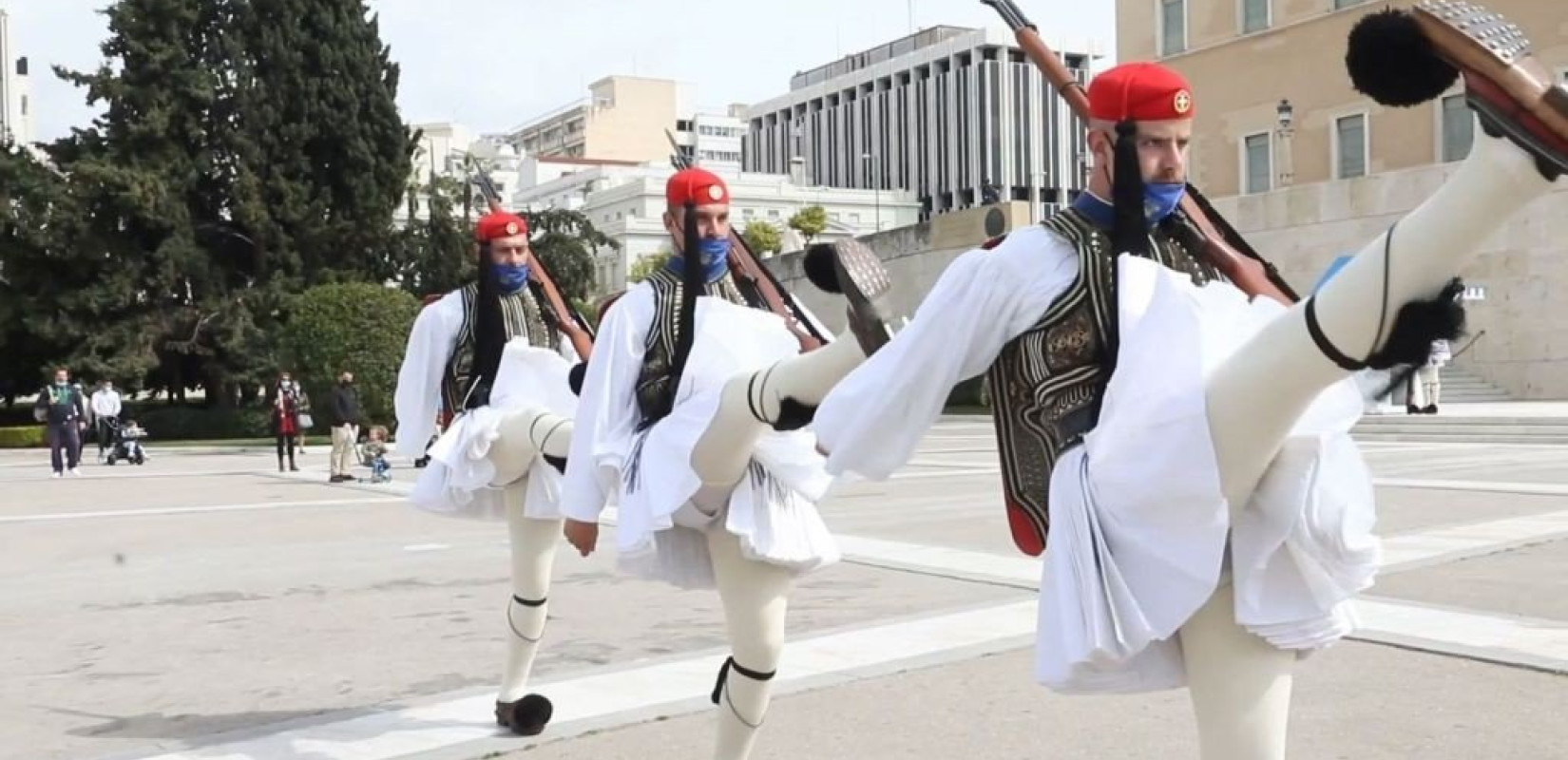 Περηφάνια και συγκίνηση προκαλούν οι Εύζωνες στον Άγνωστο Στρατιώτη (βίντεο)