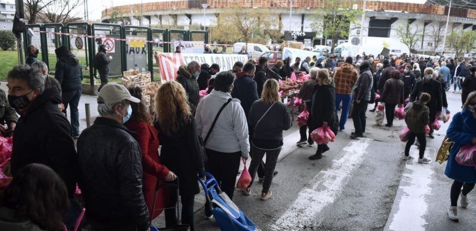Απεργούν σήμερα οι παραγωγοί λαϊκών αγορών - Μοιράζουν δωρεάν τα προϊόντα τους στη λαϊκή της Τούμπας (Φωτ.)