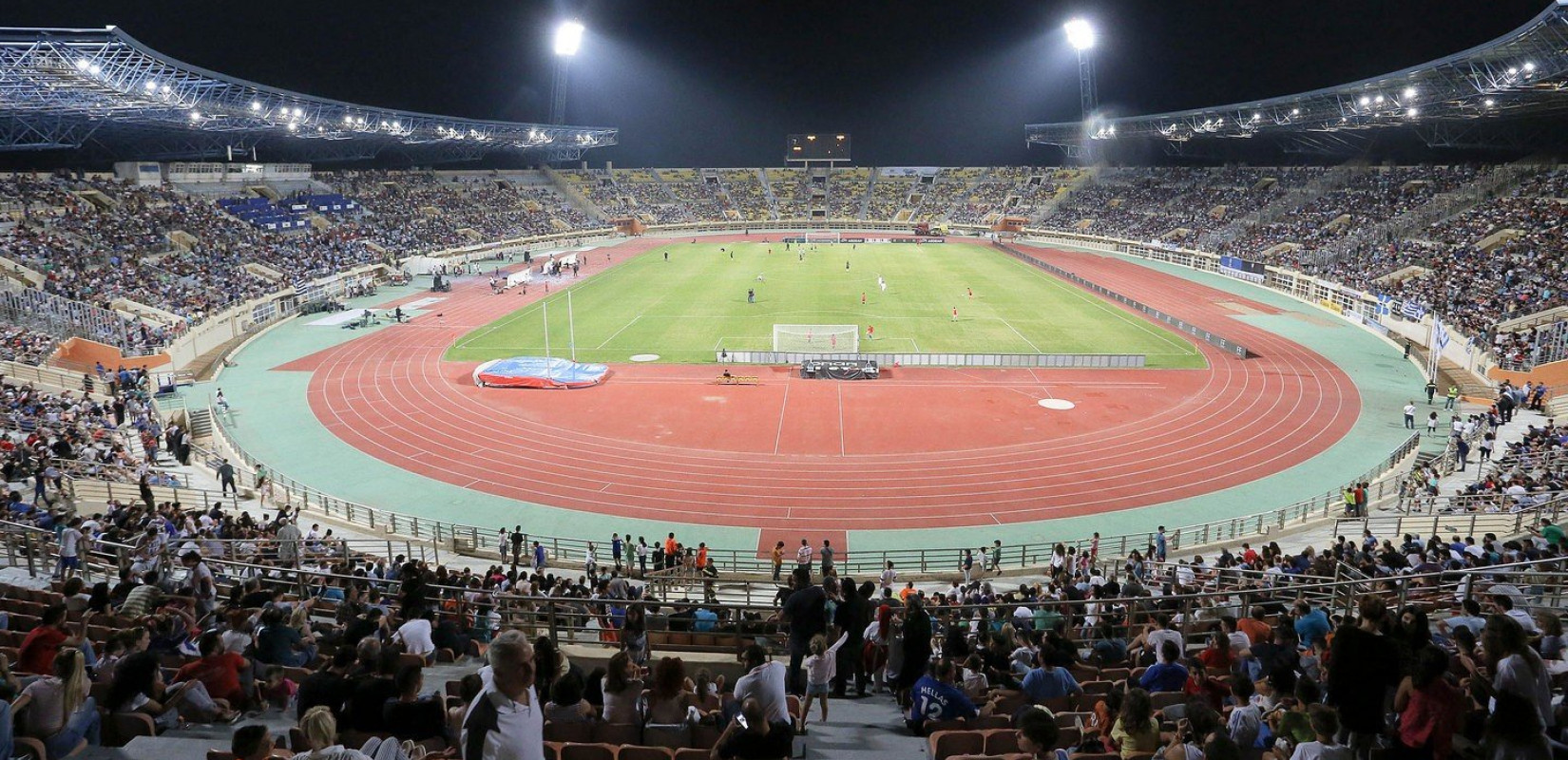 Αποκολλήθηκε τμήμα του στεγάστρου στο Παγκρήτιο - Εκκενώθηκε το στάδιο (φωτ.)